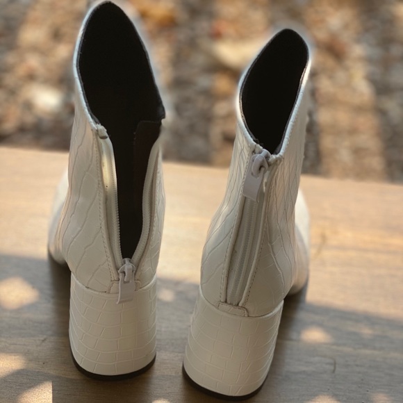 White embossed chunk heel boots - Picture 3 of 3